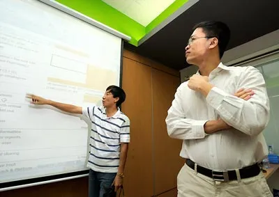 Dưới sự dẫn dắt của anh Lê Hồng Minh (bìa phải), Công ty CP Tập đoàn VNG đã có những bước phát triển vượt bậc. Chỉ tính riêng Cổng thông tin Zing.vn, một sản phẩm của VNG, đã có trên 12 triệu thành viên.