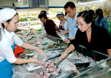 Thủy hải sản là mặt hàng mới đưa vào chương trình bình ổn giá năm 2011. Ảnh: ĐỨC TRÍ