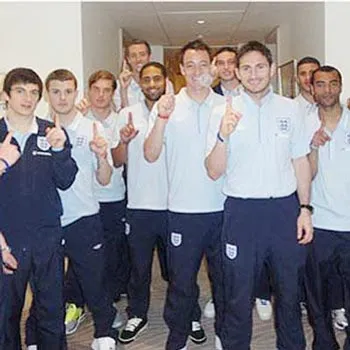 Tuyển Anh làm từ thiện.