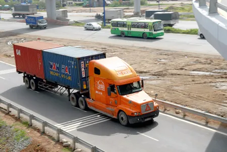 Giá xăng, dầu tăng: Doanh nghiệp vận tải lo lắng