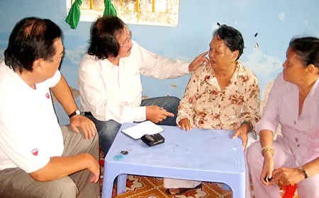 Thăm lại những người vừa sáng mắt