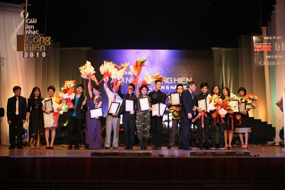 Management board offers flowers to the nominees.(photo:T.Huong)