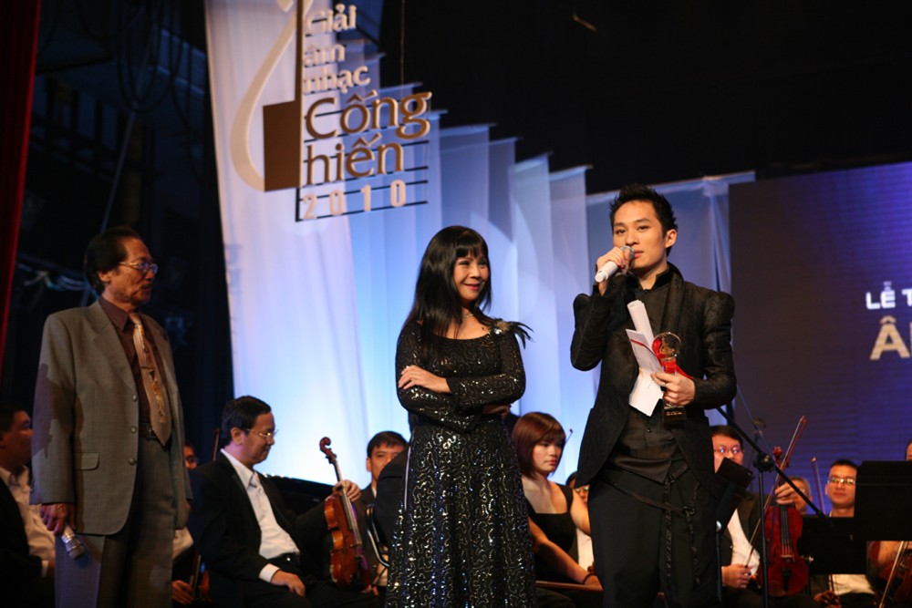 Tung Duong (1st R) winner of “Singer of the Year” and “Album of the Year” awards.(Photo:T.Huong)