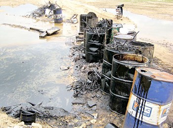 Fuel oil spill in Tra Khuc River being collected into drums in the central province of Quang Ngai (Photo: SGGP)