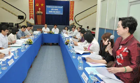 Tiến sĩ Trương Thị Hiền, Hiệu trưởng trường Cán bộ Thành phố đóng góp ý kiến tại hội nghị thu đua V.