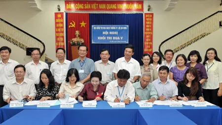 Các đơn vị khối thi đua V ký kết giao ước thi đua. Ảnh: Việt Dũng