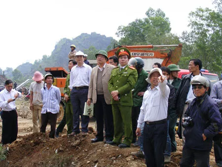 Lãnh đạo tỉnh Nghệ An chỉ đạo công tác cứu hộ tại hiện trường. Ảnh: Duy Cường