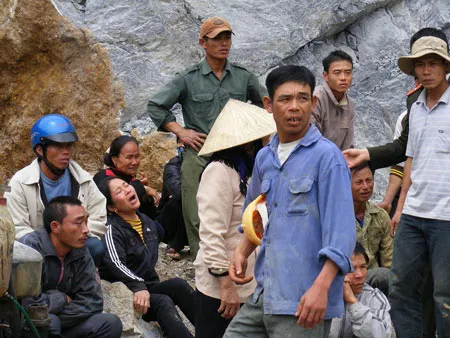 Người nhà nạn nhân đợi người thân. Ảnh: Duy Cường