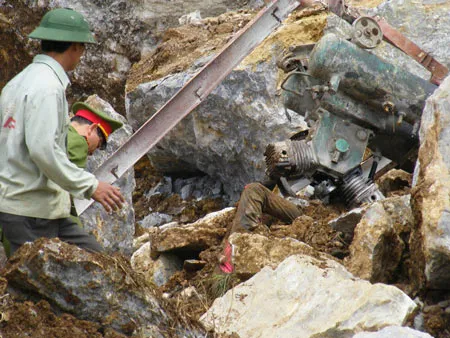 Một nạn nhân mới được tìm thấy. Ảnh: Duy Cường