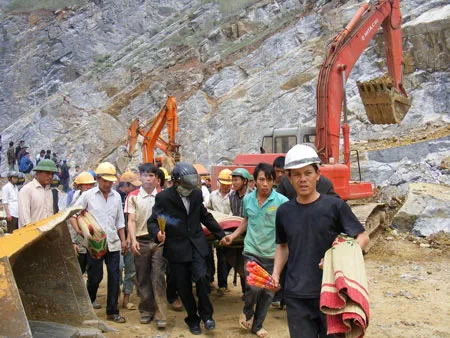Sập mỏ đá Lèn Cờ, Nghệ An: 16 người chết, 2 người bị chôn vùi ảnh 5