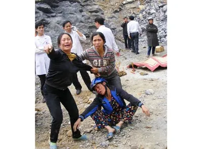 Nỗi đau của người thân khi các nạn nhân được lực lượng chức năng dỡ đá kéo ra.