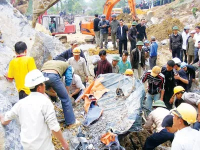 Sập mỏ đá Lèn Cờ, Nghệ An: 16 người chết, 2 người bị chôn vùi