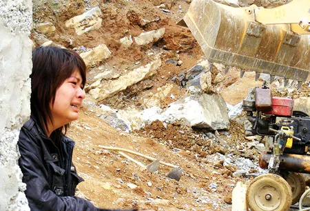 Em Nguyễn Thị Luyến bật khóc khi chứng kiến cảnh tai nạn.