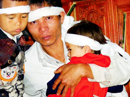 Anh Vương Đình Đạt (chồng chị Nguyễn Thị Ngân, xóm Đăng Lưu) và con nhỏ đau đớn trước nỗi đau mất vợ, mất mẹ.