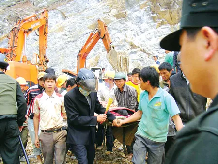 Đưa nạn nhân ra khỏi hiện trường vụ sập đá.