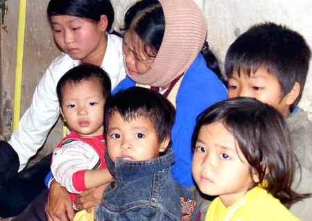 Vợ và những đứa con thơ dại của anh Lê Văn Phúc (xóm Lâm Xuyên, xã Nam Thành).