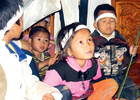 Đau lòng những đứa trẻ mất mẹ
