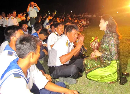Ca sĩ song ca cùng lính đảo.