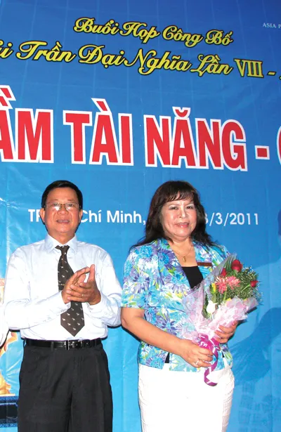 Ths. Tạ Văn Doanh, Trưởng BTC tặng hoa cho doanh nhân Nguyễn Thị Ngọ, Chủ tịch hệ thống Trường APC