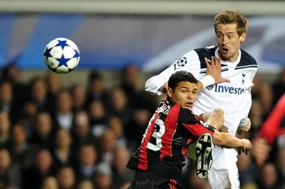 Tiền đạo Peter Crouch (phải, Tottenham) tận dụng sức vóc của mình để hành hạ hàng thủ AC Milan.