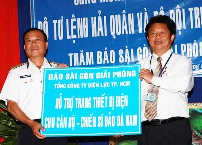 Báo Sài Gòn Giải Phóng trao quà tài trợ của Tổng Công ty Điện lực TPHCM cho bộ đội Trường Sa. Ảnh: Trần Thanh