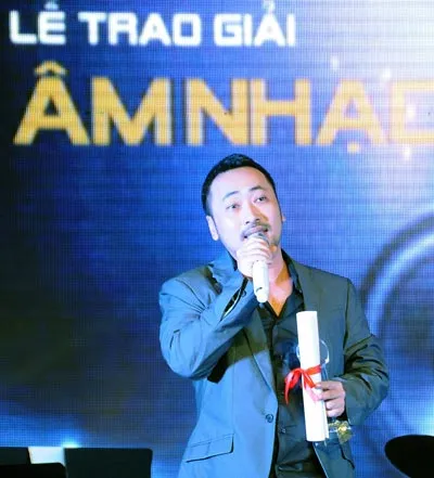 Đạo diễn Quang Dũng nhận giải Chương trình của năm với Chương trình Việt Nam Idol 2010.