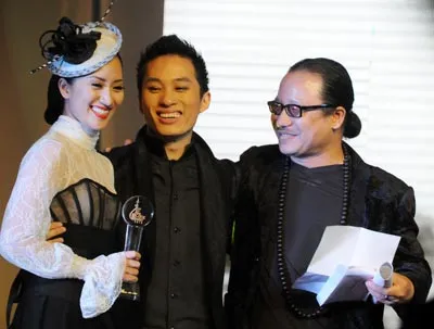 Nhạc sĩ Trần Mạnh Tuấn và Khánh Thi trao giải Album của năm cho ca sĩ Tùng Dương.