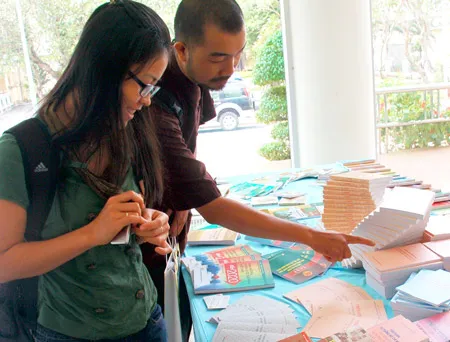 Trang bị sách cho cơ sở xã, phường, thị trấn: Nguồn thông tin quan trọng để phát triển