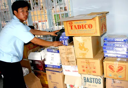 Hàng lậu bị lực lượng Hải quan Cửa khẩu Xà Xía (Hà Tiên - Kiên Giang) thu giữ. Ảnh: BÌNH ĐẠI