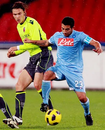 Walter Gargano (phải, Napoli) kiểm soát bóng trước Albin Ekdal (Bologna)