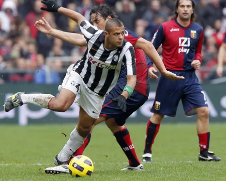 Tiền vệ Felipe Melo (trái, Juventus) nỗ lực đi bóng ở trận lượt đi, Juve thắng 2-0 trên sân Genoa.