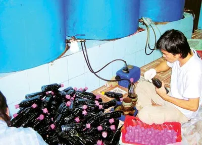 Một xưởng sản xuất nước tương mất vệ sinh bị phát hiện ở đường Mã Lò, quận Bình Tân, TPHCM. Ảnh: TG.LÂM