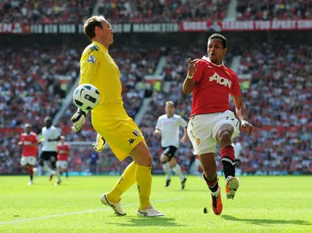 Nani vượt qua thủ thành Mark Schwarzer (trái, Fulham) và chuyền bóng cho Valencia ghi bàn