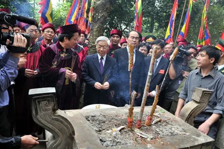 Tổng Bí Thư, Chủ tịch Quốc Hội Nguyễn Phú Trọng thành kính dâng hương tại Đền Hùng- Phú Thọ. Ảnh: MINH ĐIỀN