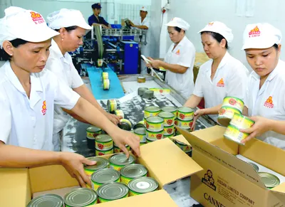 Sản xuất thịt hộp phục vụ chương trình bình ổn giá tại Công ty Vissan. Ảnh: Cao Thăng