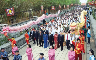 Các đồng chí lãnh đạo TPHCM cùng người dân dự Giỗ Tổ các vua Hùng tại Công viên Lịch sử Văn hóa dân tộc. Ảnh: An Dung