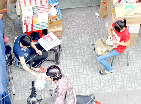 Mua bán thuốc lá ngoại tại một cửa hàng ở TPHCM. Ảnh: THANH TÂM