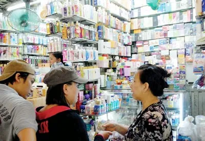 Mỹ phẩm nhập lậu dễ trà trộn bán tại chợ. Ảnh: THANH TÂM