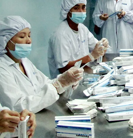 Sản xuất thuốc tại Công ty dược Nanogen. Ảnh: Tg. LÂM