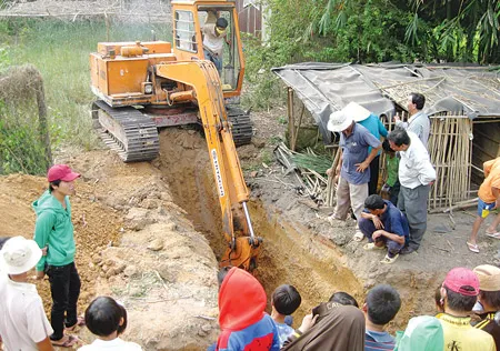 Khai quật mộ tập thể tại địa đạo xã Trung An, huyện Củ Chi
