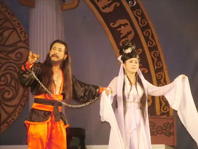 Nghệ sĩ Chí Linh (trái) và Vân Hà trong đoạn trích cải lương Xử Bá Đao - Từ Hải Thọ