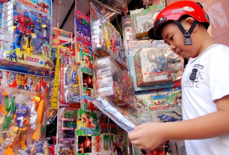 Đồ chơi ngoại nhập lậu đang lấn sân thị trường trong nước. Ảnh: CAO THĂNG