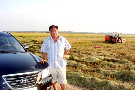 Tỷ phú Đặng Văn Hiện đi thăm ruộng bằng xe hơi