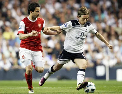 Luka Modric (phải, Tottenham) đi bóng trước Cesc Fabregas của Arsenal.
