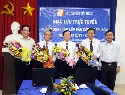 Phó Tổng biên tập báo Sài Gòn Giải Phóng Lê Tiền Tuyến (bìa phải) tặng hoa các khách mời. Ảnh: Mai Hải