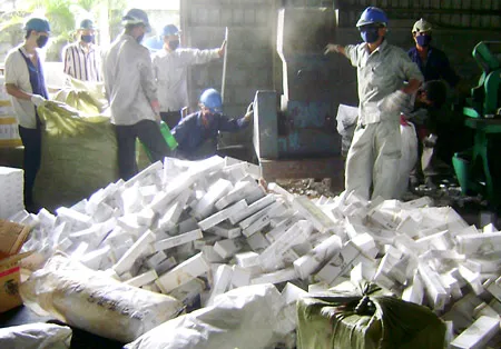 Chi cục QLTT TPHCM chuẩn bị tiêu hủy thuốc lá nhập lậu. Ảnh: N.THẮNG