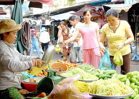 Thắt lưng buộc bụng thời “bão giá”