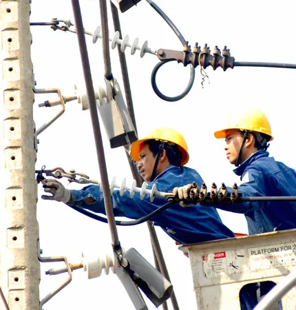 Công nhân Tổng Công ty Điện lực TPHCM thay thế đường dây cũ nhằm tiết kiệm điện, giảm cúp điện luân phiên. Ảnh: CAO THĂNG