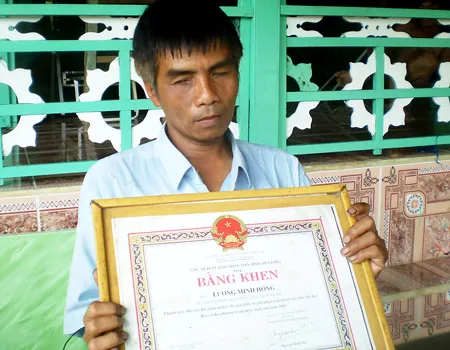 Từ trong bóng tối cuộc đời