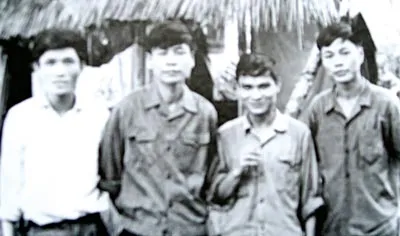 Từ phải sang: Các nhà văn Trần Vũ Mai, Thanh Quế, Dương Đức Quảng, Nguyễn Khắc Phục tại chiến trường khu V.